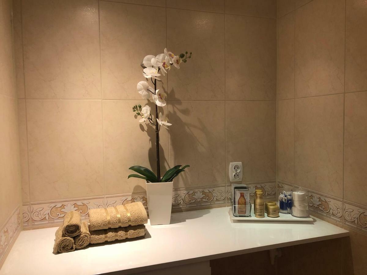 Apartament 69 Metro Apartment Варшава Екстериор снимка